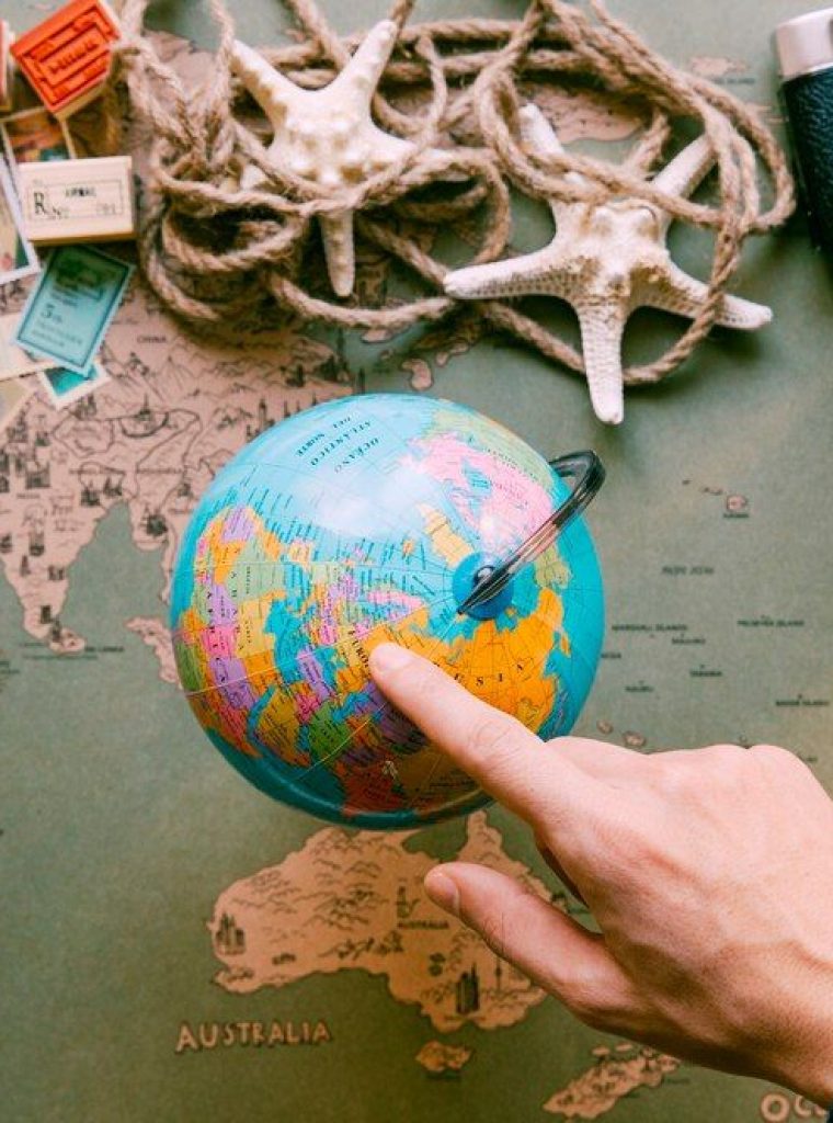 voyageur-pointage-globe_23-2147732613 voyageur-pointage-globe_23-2147732613